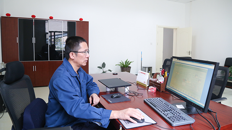 肖云通過(guò)在線檢測(cè)系統(tǒng)，分析選礦生產(chǎn)數(shù)據(jù).JPG
