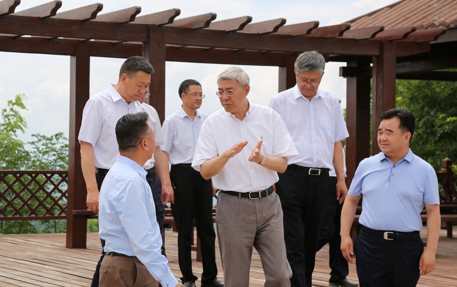 7-2021年7月，中共中央委員、時任甘肅省委書記尹弘蒞臨金徽股份調(diào)研指導防災減災和綠色礦山建設情況。.jpg