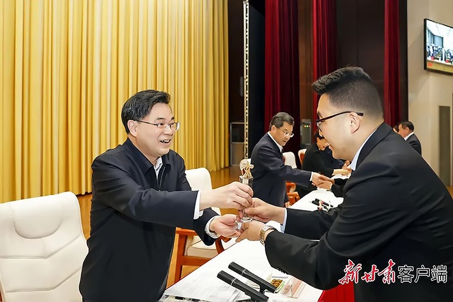 2-2023年5月，省委書記、省人大常委會主任胡昌升為金徽礦業(yè)旅游景區(qū)授“全省文化旅游發(fā)展突出貢獻集體獎”。.jpg