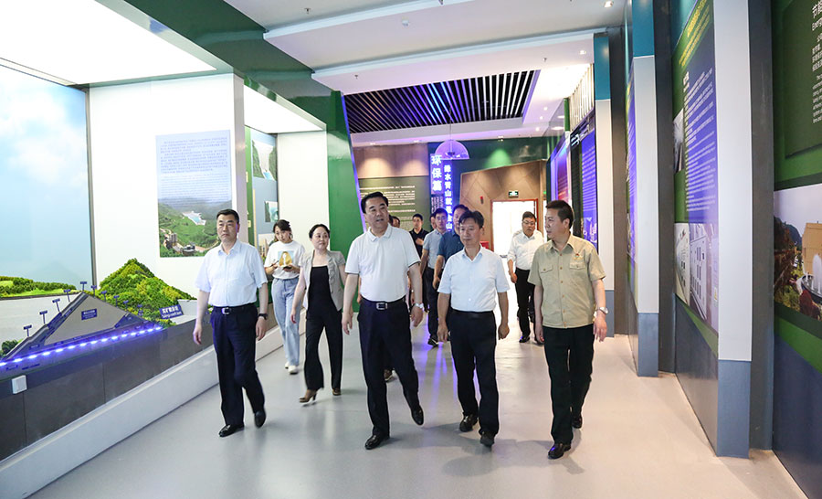 14-2021年6月，時任省委常委、省委統(tǒng)戰(zhàn)部部長馬廷禮蒞臨金徽股份調(diào)研。.jpg