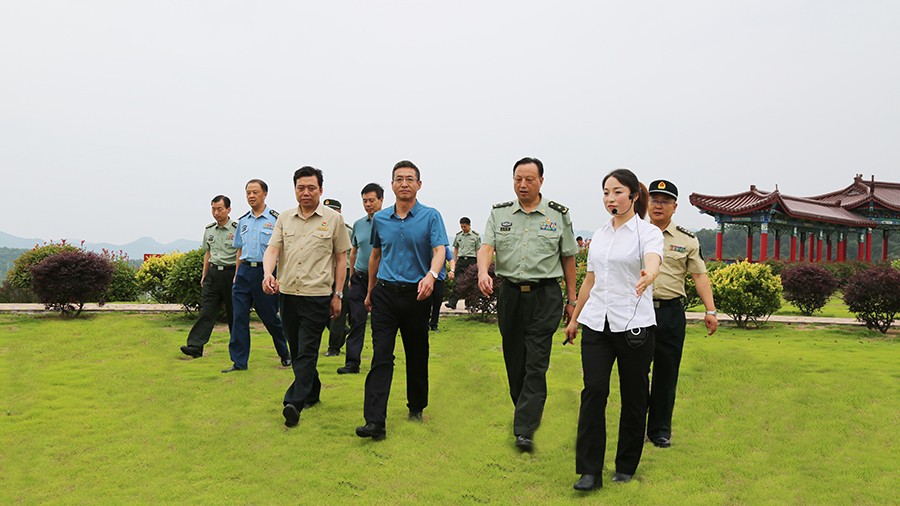 17-2020年7月，省委常委、省軍區(qū)司令員王文清蒞臨金徽股份調(diào)研企業(yè)編兵和綠色礦山建設工作是表示：金徽股份將民兵作為企業(yè)應急救援力量的一員，充分發(fā)揮了民兵作用，立起了在企業(yè)編兵的標桿。.jpg