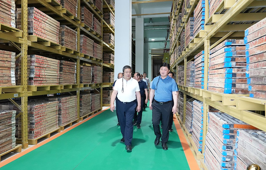 51-2022年6月，省農(nóng)業(yè)農(nóng)村廳一級巡視員朱寶瑩蒞臨金徽股份調(diào)研綠色礦山建設工作。.jpg