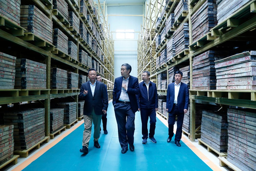 55-2019年4月，全國綠色礦山建設標準解讀與經(jīng)驗交流研討會——綠色礦業(yè)發(fā)展萬里行（隴南站）活動在金徽股份舉辦。中國礦業(yè)聯(lián)合會黨委書記、會長彭齊鳴出席主持會議，并就金徽股份的綠色礦山建設情況進行調(diào)研。.jpg