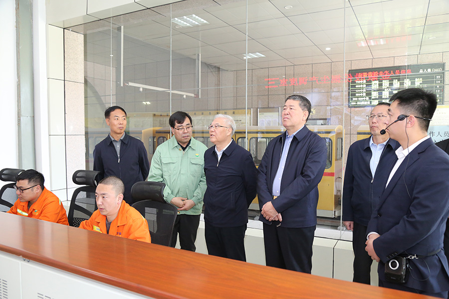 全國政協(xié)常委，省政協(xié)副主席，民進中央常委、甘肅省主委尚勛武調(diào)研金徽股份時強調(diào)，要加強科技創(chuàng)新與人才培養(yǎng)。-900.jpg