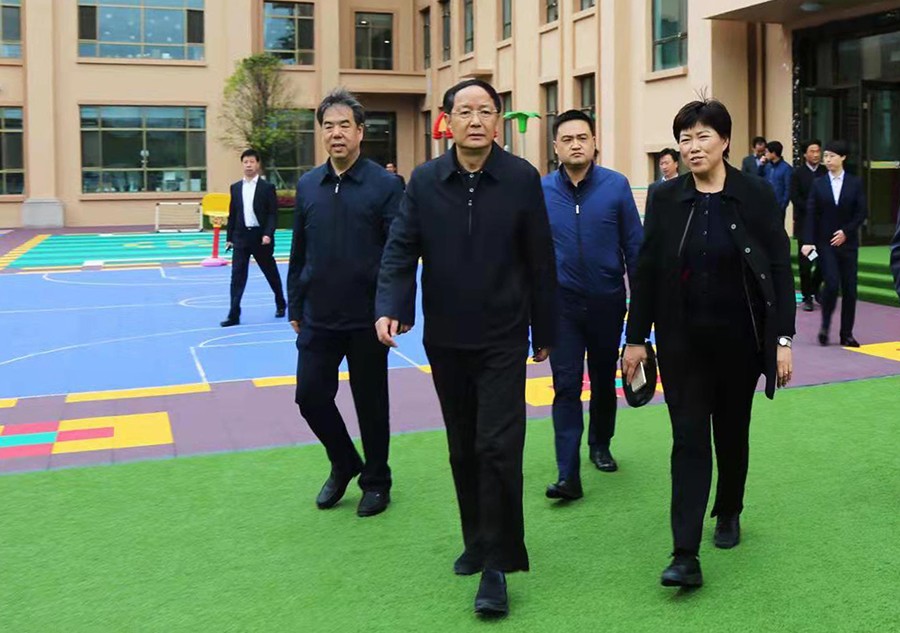 5.2018年4月，時任省政協(xié)主席、黨組書記歐陽堅蒞臨金徽企業(yè)視察-900.jpg